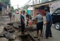 Warga dan Babinsa membersihkan gorong-gorong agar air limbah rumah tangga menjadi lancar dan mencegah terjadi banjir.
