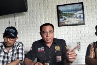 Pengurus Badan Peneliti Independen dan anggota kelompok tani RHL saat menggelar konfrensi pers.