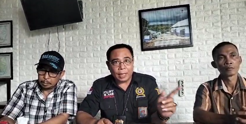 Pengurus Badan Peneliti Independen dan anggota kelompok tani RHL saat menggelar konfrensi pers.