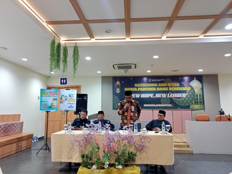 Direktur Bisnis Bank Bengkulu, Iswahyudi saat menyampaikan sambutan saat media gathering dan buka puasa bersama. (foto: Pidiansyah)
