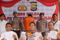 Jajaran Polresta Bengkulu menunjukan BB dan Tsk kasus suap dan pengaturan skor kompetisi sepak bola Liga 3 Bengkulu 