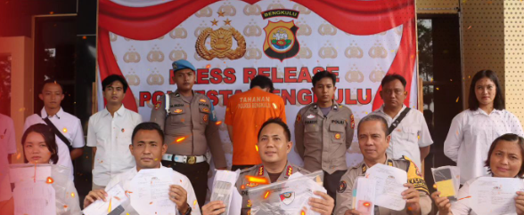 Jajaran Polresta Bengkulu menunjukan BB dan Tsk kasus suap dan pengaturan skor kompetisi sepak bola Liga 3 Bengkulu 