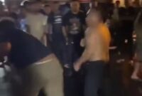 Aksi perkelahian antara security dan preman. Di akhir berkelahian keduanya saling berjabat tangan. Aksi itu dinilai netizen sebagai aksi sportif. (SS: @Pai_C1)