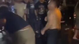 Aksi perkelahian antara security dan preman. Di akhir berkelahian keduanya saling berjabat tangan. Aksi itu dinilai netizen sebagai aksi sportif. (SS: @Pai_C1)