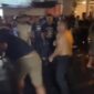 Aksi perkelahian antara security dan preman. Di akhir berkelahian keduanya saling berjabat tangan. Aksi itu dinilai netizen sebagai aksi sportif. (SS: @Pai_C1)