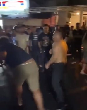 Aksi perkelahian antara security dan preman. Di akhir berkelahian keduanya saling berjabat tangan. Aksi itu dinilai netizen sebagai aksi sportif. (SS: @Pai_C1)