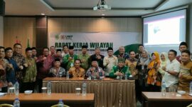 Para peserta dan tamu undangan Rakerwil LHKP PWM Bengkulu berfoto bersama usai acara pembukaan.