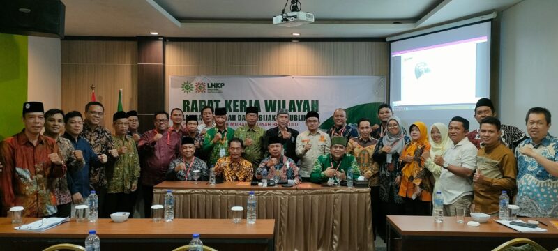 Para peserta dan tamu undangan Rakerwil LHKP PWM Bengkulu berfoto bersama usai acara pembukaan.
