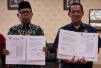 Rektor UIN FAS dan Plt Kakanwil DJP Bengkulu-Lampung menunjukan MoU setelah ditandatangani.(foto: DJP Bengkulu-Lampung)