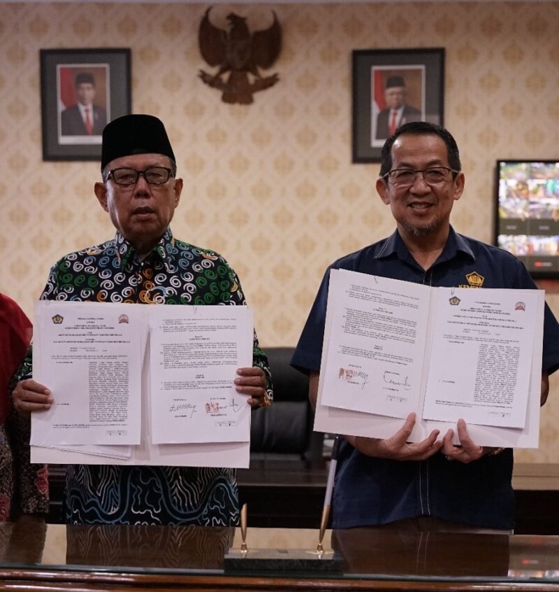 Rektor UIN FAS dan Plt Kakanwil DJP Bengkulu-Lampung menunjukan MoU setelah ditandatangani.(foto: DJP Bengkulu-Lampung)