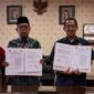 Rektor UIN FAS dan Plt Kakanwil DJP Bengkulu-Lampung menunjukan MoU setelah ditandatangani.(foto: DJP Bengkulu-Lampung)