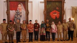 Gubernur bersama kepala Kanwil DJP Bengkulu-Lampung berfoto bersama di Balai Raya Semarak.