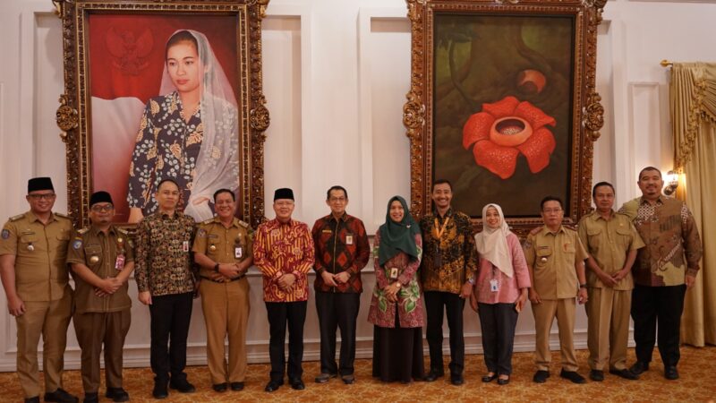 Gubernur bersama kepala Kanwil DJP Bengkulu-Lampung berfoto bersama di Balai Raya Semarak.