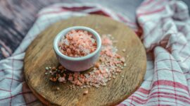 Garam Himalaya kaya kandungan mineral, membuat garam berwarna pink ini memiliki banyak manfaat bagi kesehatan. (foto: Monicore/pexels.com)