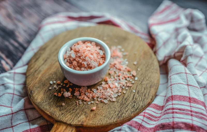 Garam Himalaya kaya kandungan mineral, membuat garam berwarna pink ini memiliki banyak manfaat bagi kesehatan. (foto: Monicore/pexels.com)