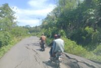 Kondisi jalan raya Pendopo-Padang Tepong mengalami rusak dan dikeluhkan pengguna jalan.(foto: Anggita)