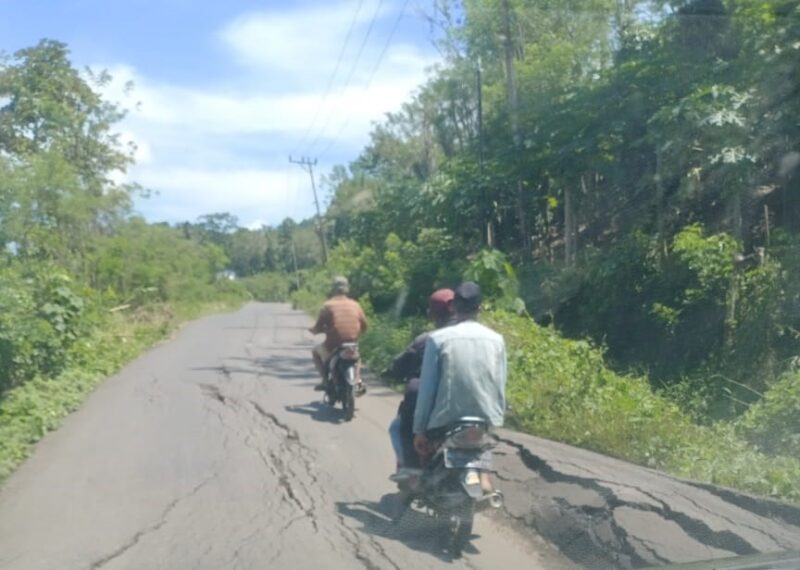 Kondisi jalan raya Pendopo-Padang Tepong mengalami rusak dan dikeluhkan pengguna jalan.(foto: Anggita)