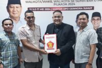 Tokoh Pers, Ketua JMSI, Teguh Santosa saat mendaftar sebagai kandidat gubernur Sumut di Partai Gerindra. (foto: JMSI)
