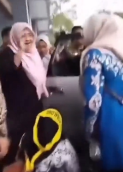 Tangkapan layar ketua DPRD Garut dan para guru honorer. (foto: tangkapan layar video akun Medsos X @bacottetangga_)