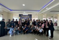 Peserta media gathering berfoto bersama Kepala Perwakilan BEI Bengkulu