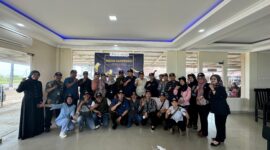 Peserta media gathering berfoto bersama Kepala Perwakilan BEI Bengkulu