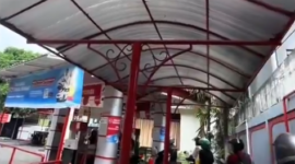 Antrean pengendara sepeda motor di bawah atap kanopi di SPBU Renon. (foto: SS akun X@Jisocq)
