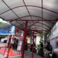 Antrean pengendara sepeda motor di bawah atap kanopi di SPBU Renon. (foto: SS akun X@Jisocq)