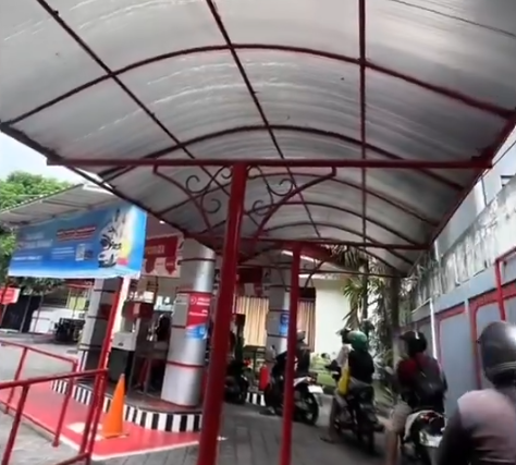 Antrean pengendara sepeda motor di bawah atap kanopi di SPBU Renon. (foto: SS akun X@Jisocq)