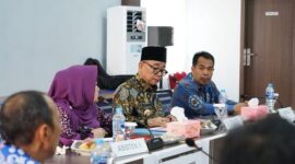 Bupati Kepahiang, Hidaytullah Sjahid saat memimpin rapat