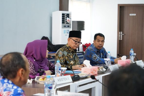 Bupati Kepahiang, Hidaytullah Sjahid saat memimpin rapat
