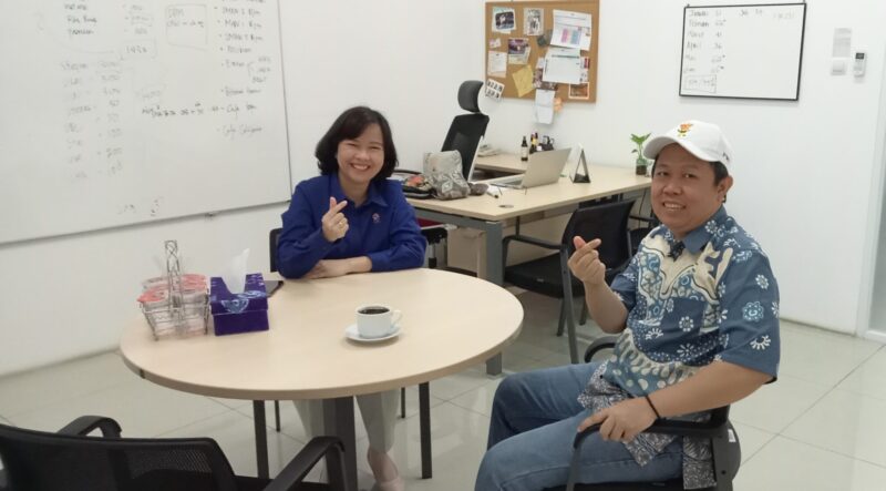 Direktur GIBEI PWI Bengkulu dan kepala kantor perwakilan IDX Kalsel saat berdiskusi seputar program-program edukasi dan literasi pasar modal di Kalimantan Selatan