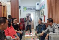 Kordiv P3S Bawaslu Benteng, Roni Marzuki saat mengawasi pelaksanaan klarifikasi pengunduran diri Caleg terpilih, Evi Susanti. (foto: Anggita/WA)