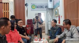 Kordiv P3S Bawaslu Benteng, Roni Marzuki saat mengawasi pelaksanaan klarifikasi pengunduran diri Caleg terpilih, Evi Susanti. (foto: Anggita/WA)