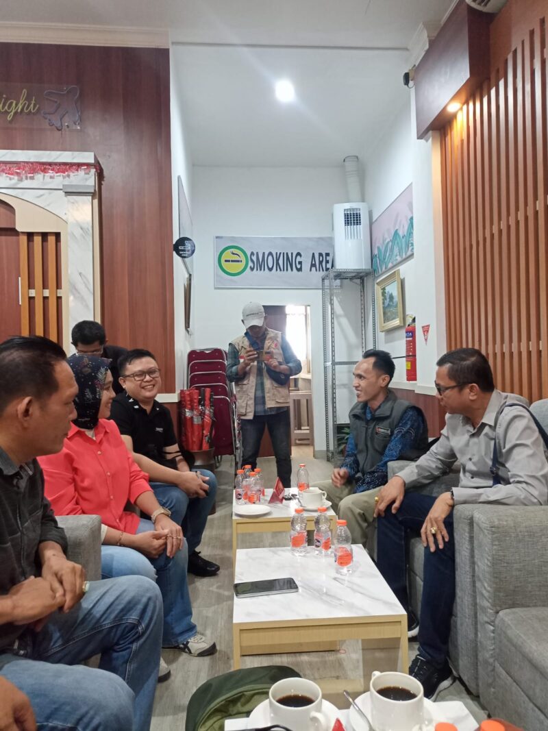 Kordiv P3S Bawaslu Benteng, Roni Marzuki saat mengawasi pelaksanaan klarifikasi pengunduran diri Caleg terpilih, Evi Susanti. (foto: Anggita/WA)