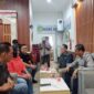 Kordiv P3S Bawaslu Benteng, Roni Marzuki saat mengawasi pelaksanaan klarifikasi pengunduran diri Caleg terpilih, Evi Susanti. (foto: Anggita/WA)