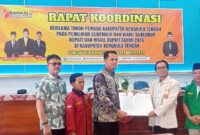 Penyerahan dokumen MoU antara Bawaslu Benteng dan OKP.