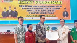 Penyerahan dokumen MoU antara Bawaslu Benteng dan OKP.