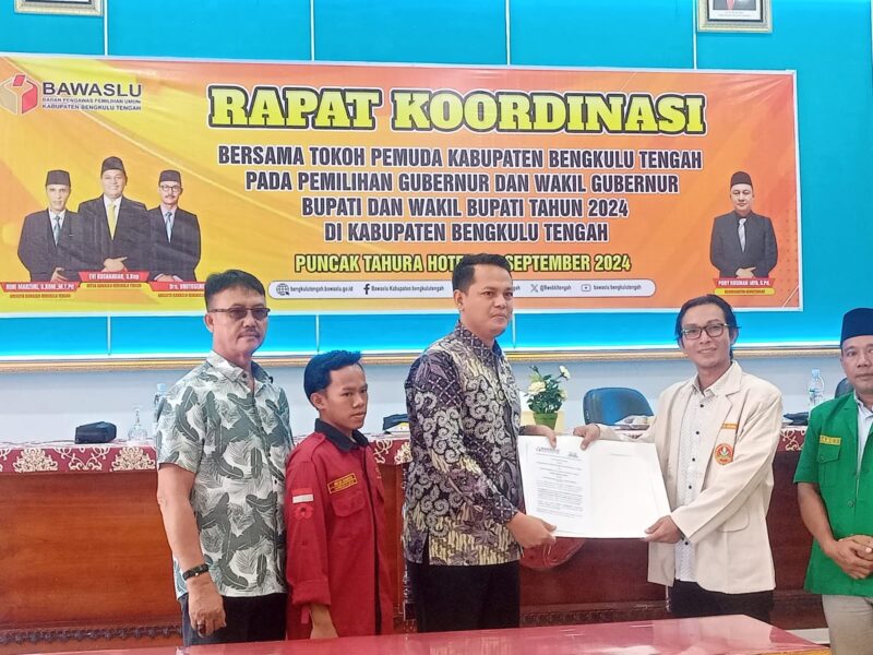 Penyerahan dokumen MoU antara Bawaslu Benteng dan OKP.