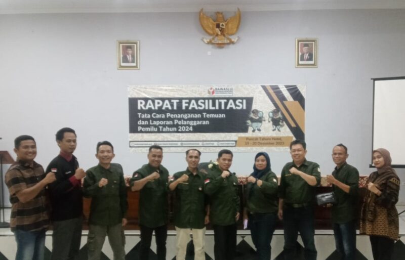 Kprdiv PPPS Bawaslu Benteng, Roni Marzuki berfoto bersama Divisi PPPS se Benteng