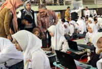 Kepala Badan Bahasa Prof. E. Aminudin Aziz, M.A., Ph.D meninjau pelaksanaan UKBI serentak di GOR Sawah Lebar Bengkulu