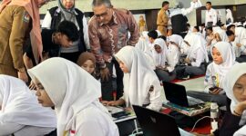Kepala Badan Bahasa Prof. E. Aminudin Aziz, M.A., Ph.D meninjau pelaksanaan UKBI serentak di GOR Sawah Lebar Bengkulu