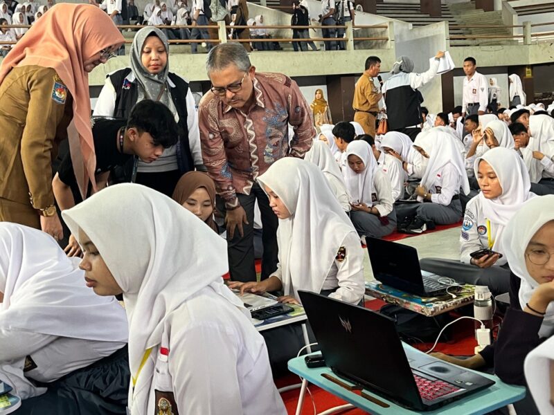 Kepala Badan Bahasa Prof. E. Aminudin Aziz, M.A., Ph.D meninjau pelaksanaan UKBI serentak di GOR Sawah Lebar Bengkulu