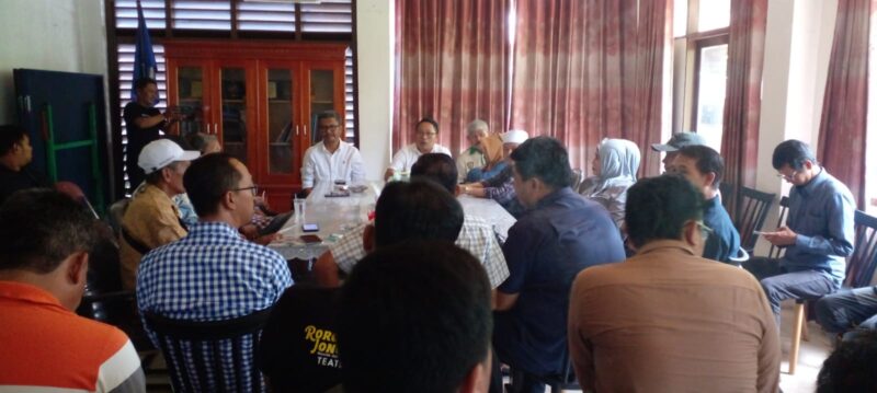 Temu kangen Penasihat PWI Bengkulu. Sukatno dengan para wartawan di sekretariat PWI, Rabu (11/9)