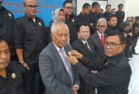 Ketua Umum PWI, Hendry Ch Bangun menyematkan pin pada advokat OC Kaligis sebagai dewan penasihat LKBPH PWI Pusat