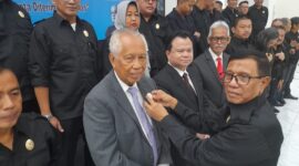 Ketua Umum PWI, Hendry Ch Bangun menyematkan pin pada advokat OC Kaligis sebagai dewan penasihat LKBPH PWI Pusat