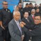 Ketua Umum PWI, Hendry Ch Bangun menyematkan pin pada advokat OC Kaligis sebagai dewan penasihat LKBPH PWI Pusat