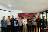 PPK, Panwascam, LO Bapaslon dan pihak kecamatan berfoto bersama usai pembukaan rapat pleno terbuka rekapitulasi DPSHP.