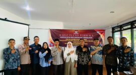 PPK, Panwascam, LO Bapaslon dan pihak kecamatan berfoto bersama usai pembukaan rapat pleno terbuka rekapitulasi DPSHP.