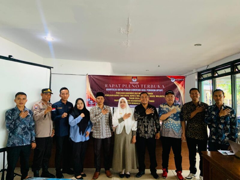 PPK, Panwascam, LO Bapaslon dan pihak kecamatan berfoto bersama usai pembukaan rapat pleno terbuka rekapitulasi DPSHP.