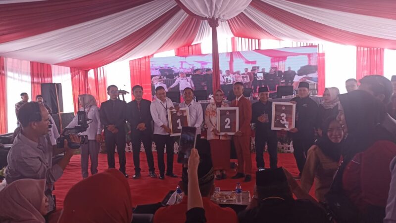 Suasana pengambilan nomor urut Paslon Kada Benteng. 